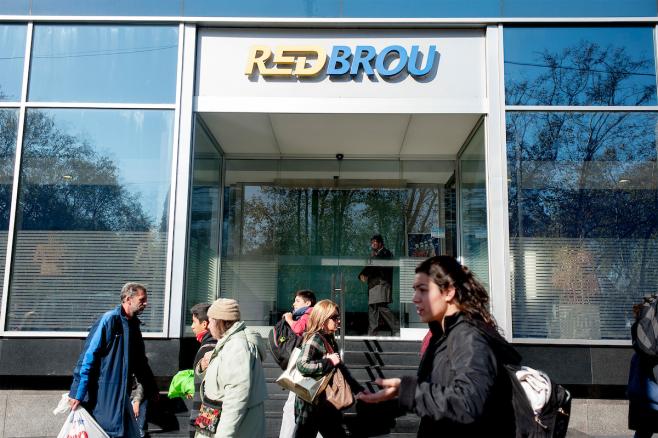 Tras fallos en el sistema informático del BROU ahora se suman críticas a la contratación de la empresa